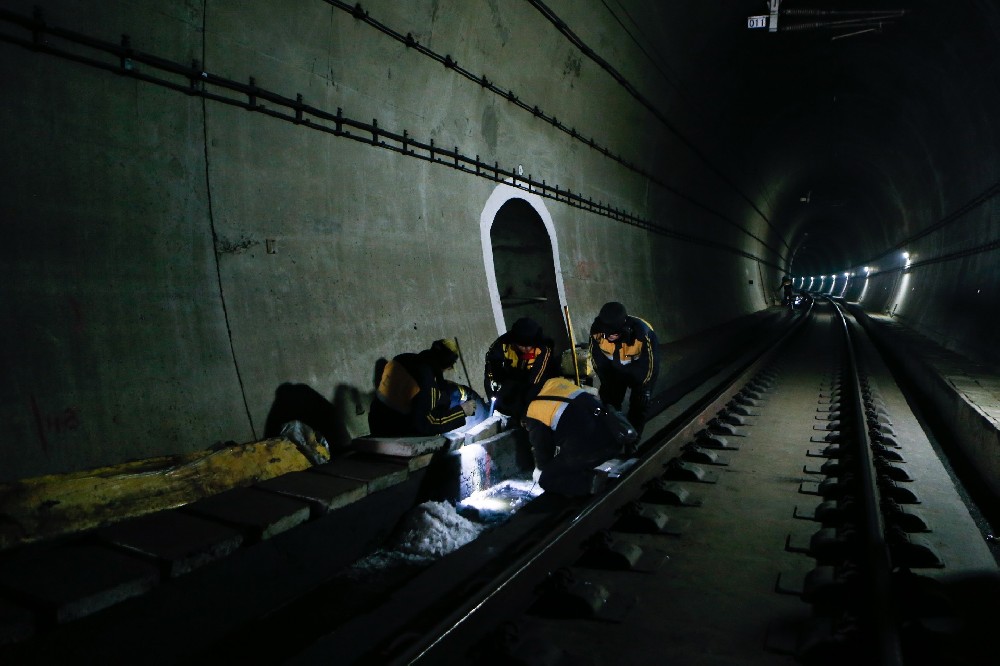 巩义铁路运营隧道病害现状